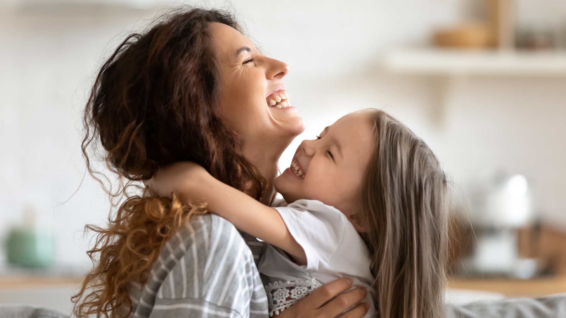 When a Hug Spreads Lice — and When It Doesn’t